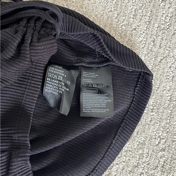 SOLD ‼️ H&M Divided Solid Black fitted Tee‎ Top - Size Small - Picture 7 of 7